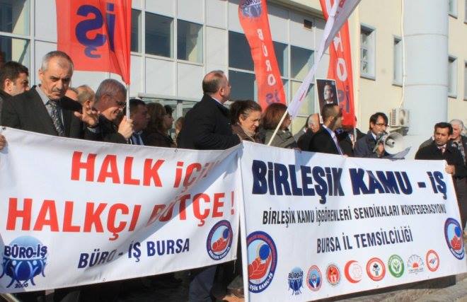   2014 Faiz ve Rant Bütçesi Büro-İş Tarafından Bursa’da protesto edildi   Bursa’da yeni örgütlenmeye başlayan Birleşik Kamu-İş Konfederasyonu’na bağlı Büro-İş Sendikası, 2014 yılı Bütçe Kanunu Tasarısını protesto etti. 18 […]